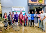 শ্রমজীবী মানুষের মাঝে রেইনকোট বিতরণ করলো রোটার‌্যাক্ট ক্লাব অব চাঁদপুর রূপসী