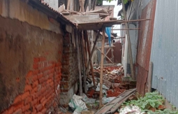 মতলব বাজারে সরকারি জায়গা দখল করে ভবন নির্মাণের অভিযোগ