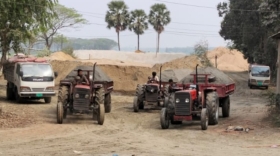 নিষিদ্ধ ট্রাক্টরের বেপরোয়া চলাচল